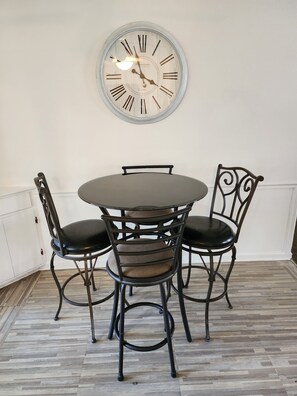 Dining - 3-bedroom house in serene Ladson with AC, WiFi. Enjoy a peaceful getaway (Ladson)