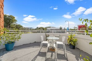 Outdoor dining - Artists' Suite at the New Yorker Hotel - Park View, Free Parking/Coffee/Bagels! (Miami)