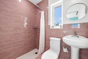 Shower, hair dryer, towels, soap - Artists' Suite at the New Yorker Hotel - Park View, Free Parking/Coffee/Bagels! (Miami)