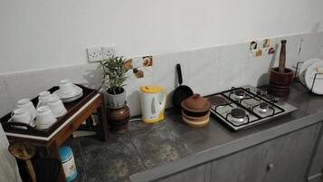 Réfrigérateur, micro-ondes, plaque de cuisson, bouilloire électrique