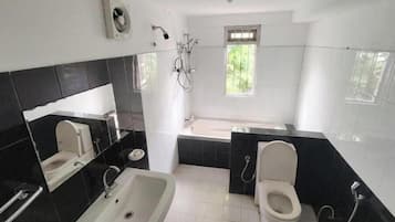 Douche, sĂšche-cheveux, serviettes fournies, savon
