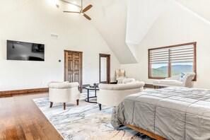 6 slaapkamers, een bureau, een strijkplank/strijkijzer, reisbedje