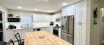 Sprawling ranch W/ HUGE Yard, Patio, & W/D