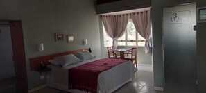 Comfort Studio | Laptop workspace, soundproofing, free WiFi - POUSADA 3 MARIAS (São Pedro)