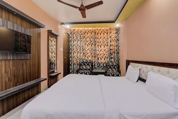 Single Room, 1 Queen Bed, Smoking, Private Bathroom | Frette Italian sheets, premium bedding, desk, bed sheets - Hotel Rameshwar Inn (Prayagraj)