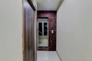 Elevator - Hotel Rameshwar Inn (Prayagraj)