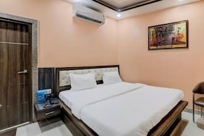 Single Room, 1 Queen Bed, Smoking, Private Bathroom