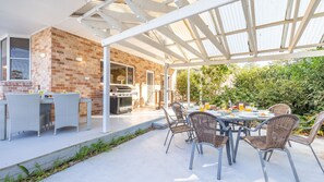 Outdoor dining - Pet friendly 24 Irawari Crescent - pool, air con, boat parking (Nelson Bay)