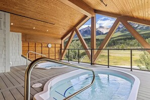 Indoor spa tub - Golden Ridge - 2 Bedroom + Den (Canmore)