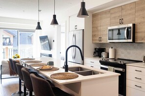 Fridge, microwave, oven, stovetop - Golden Ridge - 2 Bedroom + Den (Canmore)