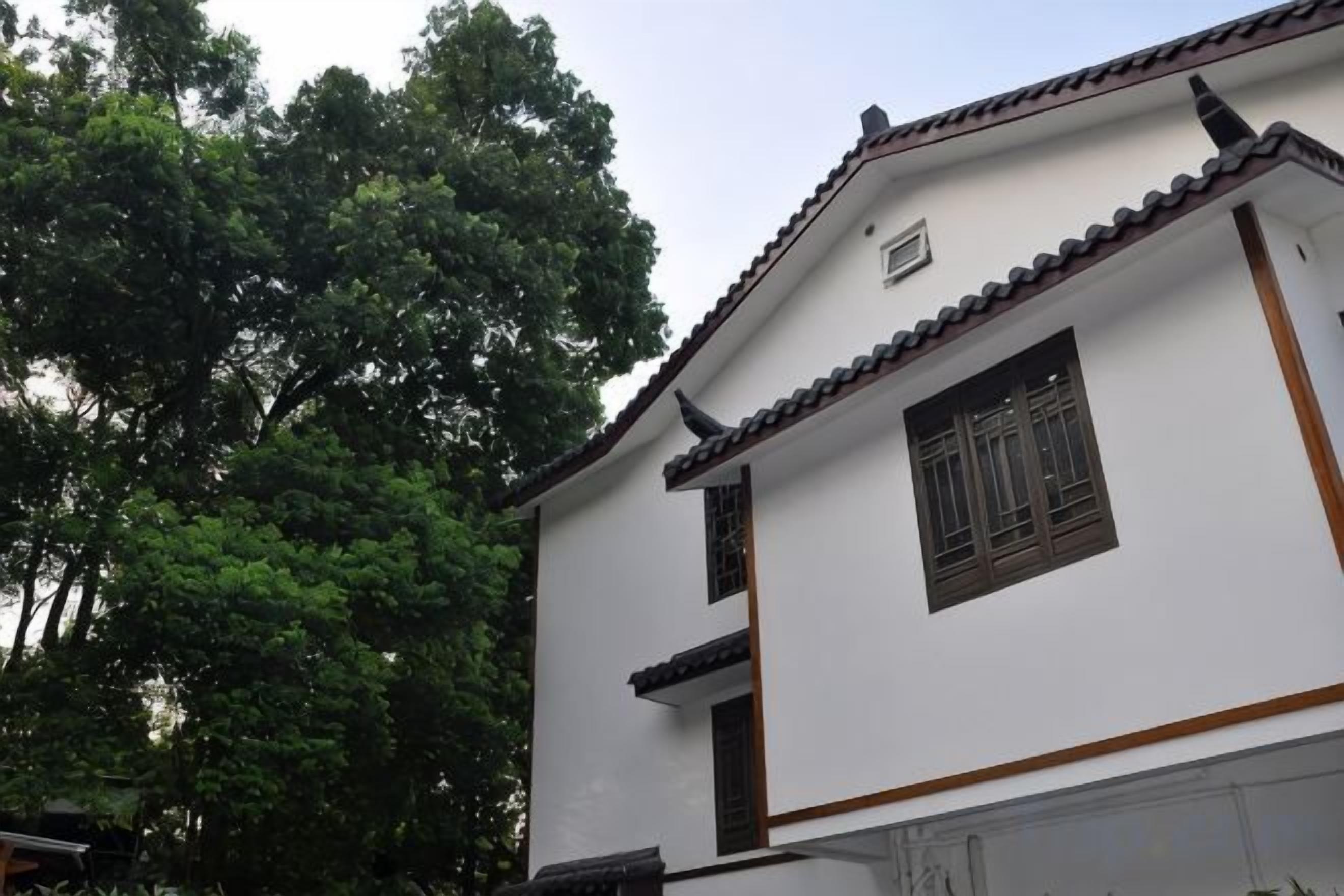 Un edificio tradicional con tejado de tejas y marcos de ventana de madera.