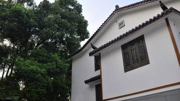 Un edificio tradicional con tejado de tejas y marcos de ventana de madera.