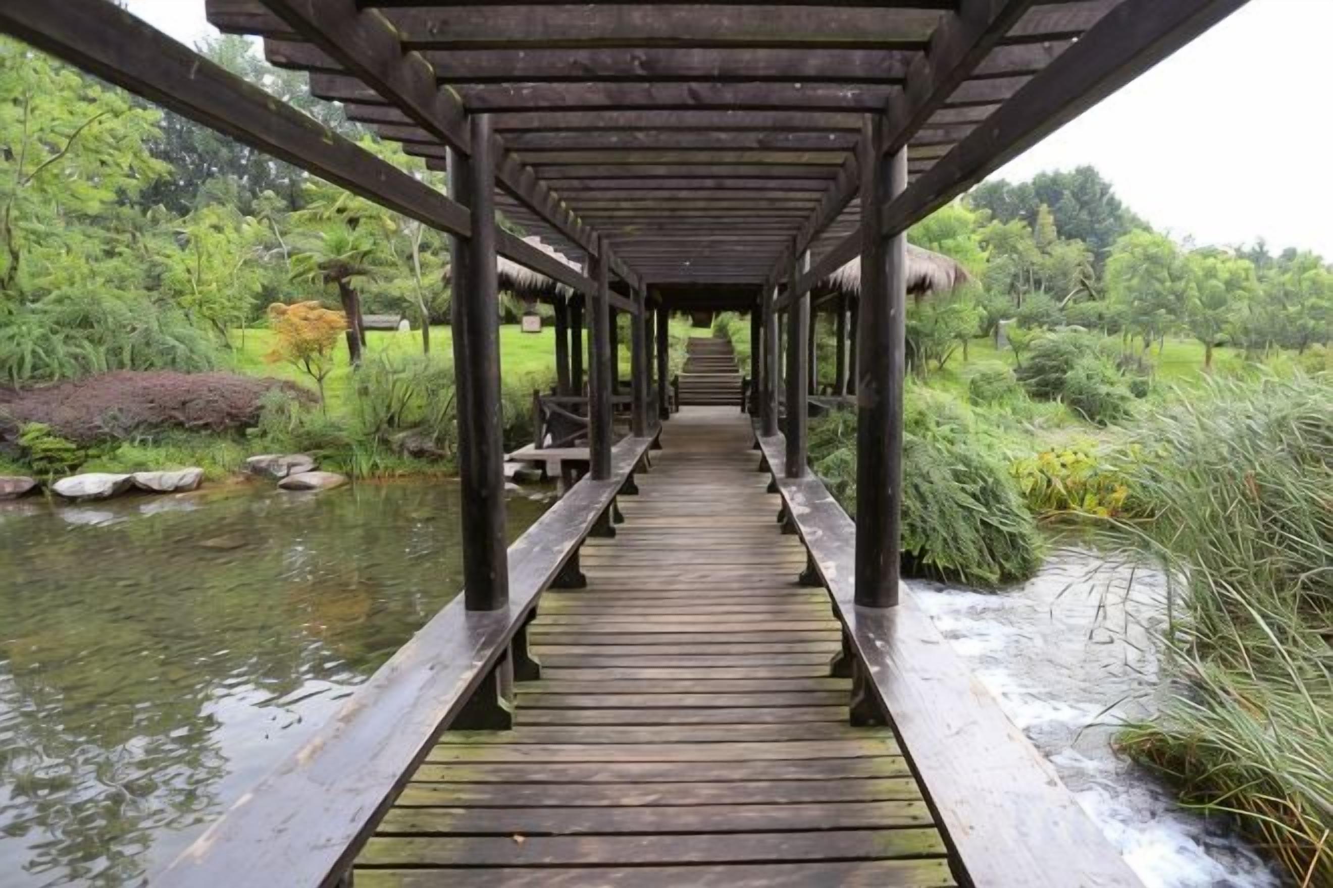 Un ponte in legno sopra un corpo d'acqua, con un porticato coperto su entrambi i lati.
