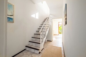Interior - Pelican 2 bedr ocean view apt - shared pool (Cole Bay)
