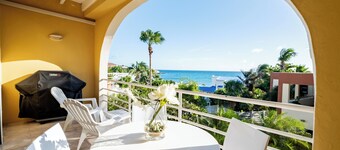 Pelican 2 bedr ocean view apt - shared pool