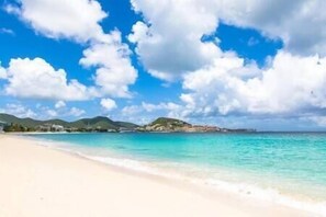 På stranden og strandhåndklær