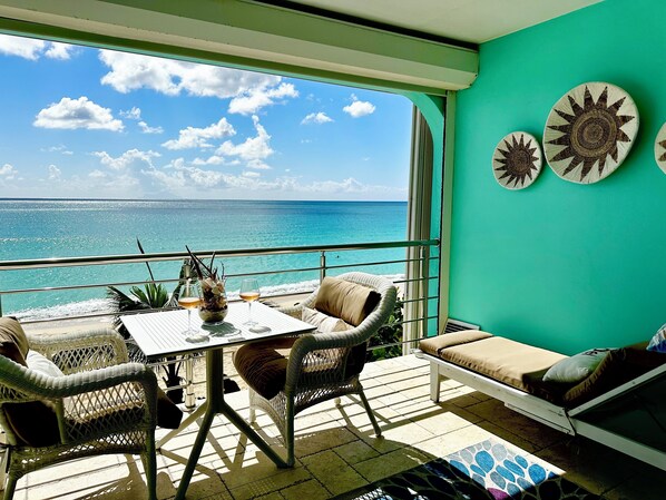 Outdoor dining - Ocean Edge Blue Water Beach condo (Newly renovated) (Simpson Bay)
