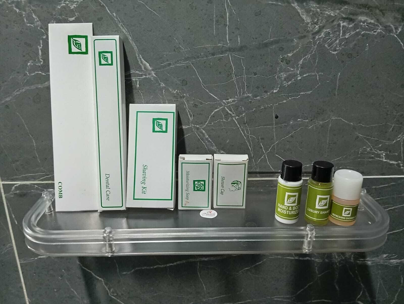 Un baño con encimera de mármol, un set de artículos de aseo que incluye un kit de afeitado, jabón hidratante y champú de lujo.