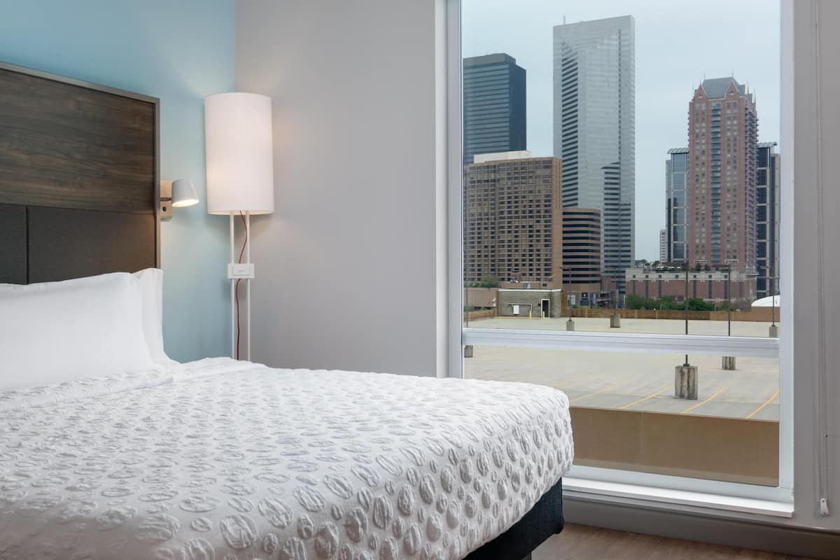 Room, 1 King Bed, Accessible (Hearing) | Free WiFi, bed sheets