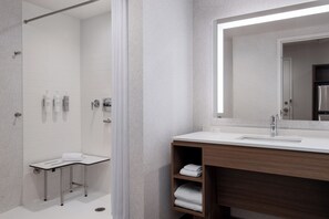 Haartrockner, Handtücher, Seife, Shampoo