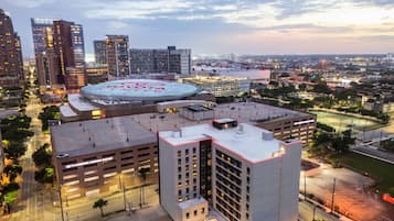 Un parking à étages avec le Toyota Center en arrière-plan.