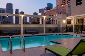 Seasonal outdoor pool - Home2 Suites by Hilton Houston Downtown Convention Center (Houston)