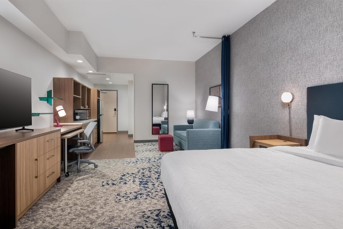 Studiosuite, 1 kingsize-seng, tilgjengelighetstilpasset, badekar | Oppholdsområde | Smart-TV
