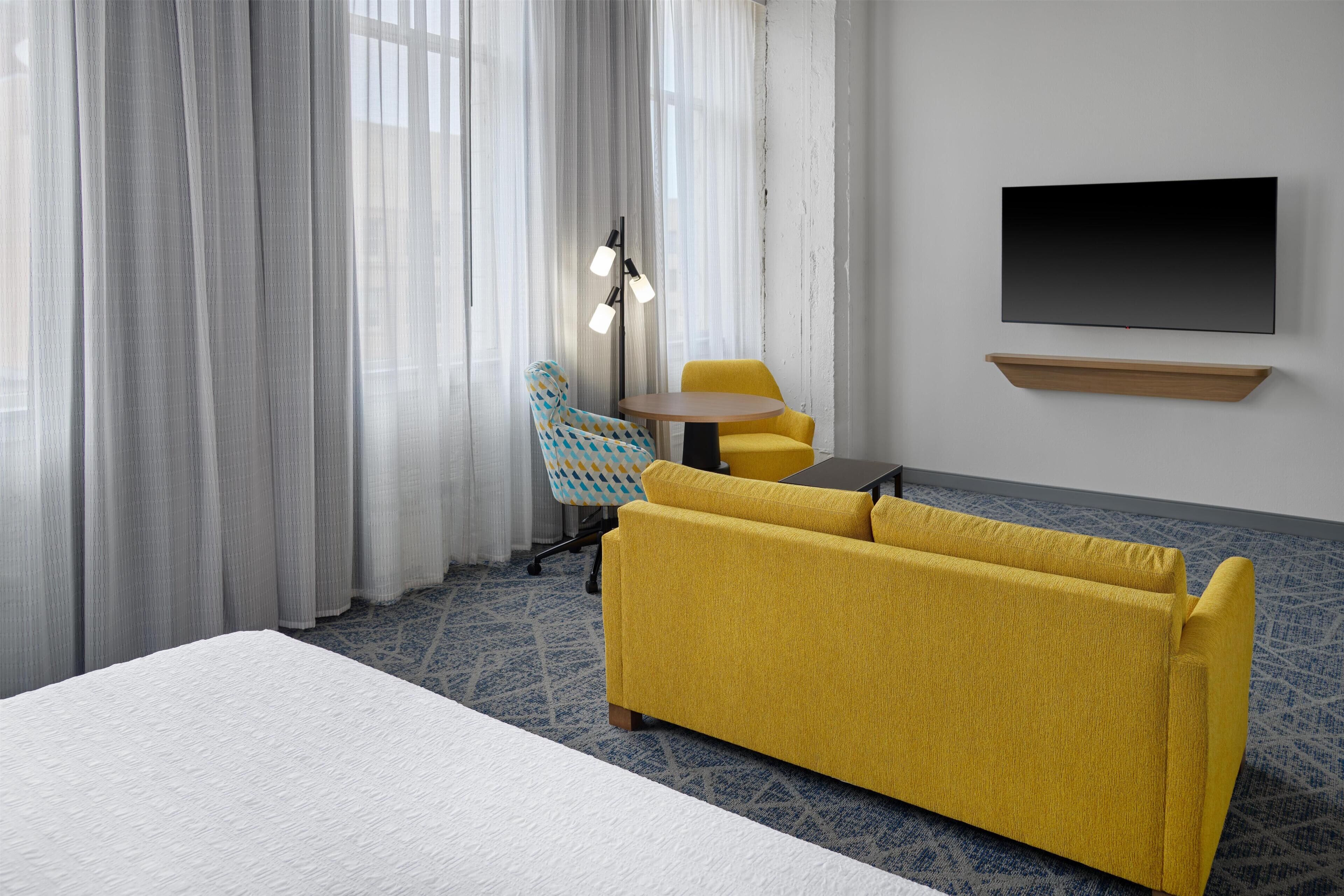 Phòng, 1 giường cỡ king và sofa giường, tủ lạnh & lò vi sóng | Khu phòng khách | TV 