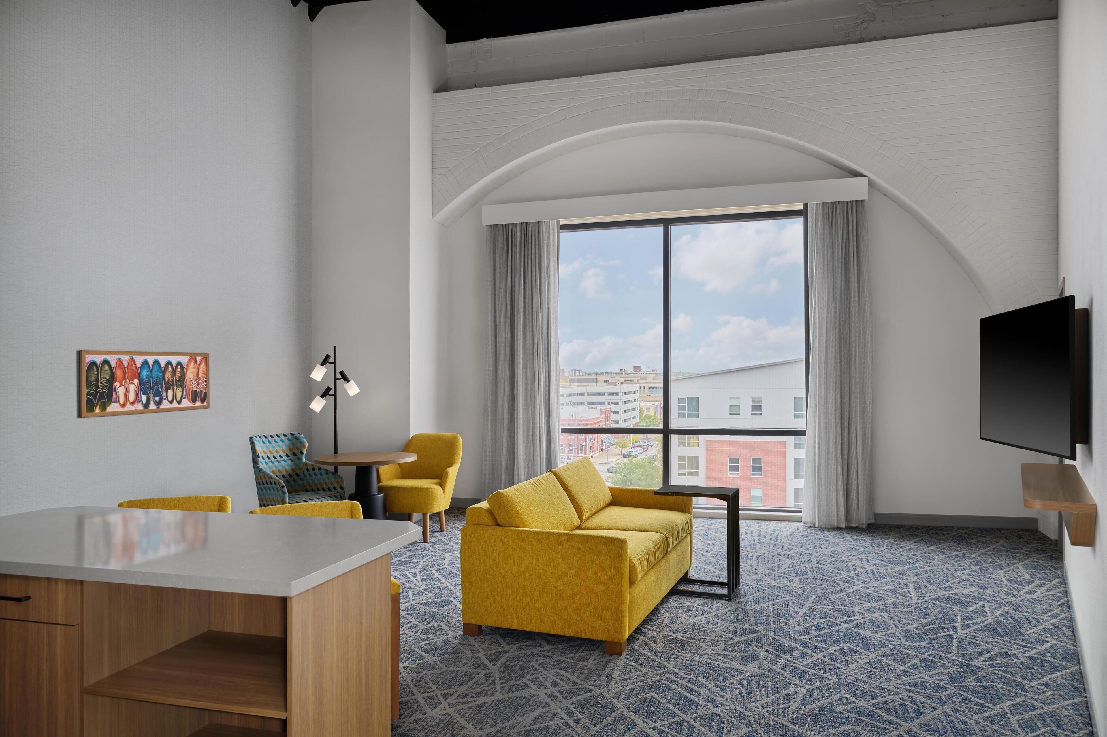 套房, 1 张特大床, 无障碍 (Hearing) | 起居区 | 电视