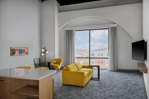 Suite, 1 kingsize bed, toegankelijk voor mindervaliden (Hearing) | Woonruimte | Televisie