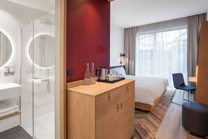 Desk, laptop workspace, blackout curtains, soundproofing - Hampton By Hilton Tallinn (Tallinn)