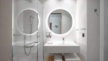 Shower, pengering rambut, lantai berpemanas, dan handuk