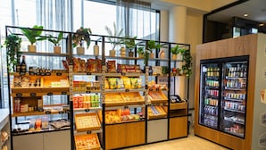 A snack display with various food items and a beverage refrigerator. - Hampton By Hilton Tallinn (Tallinn)
