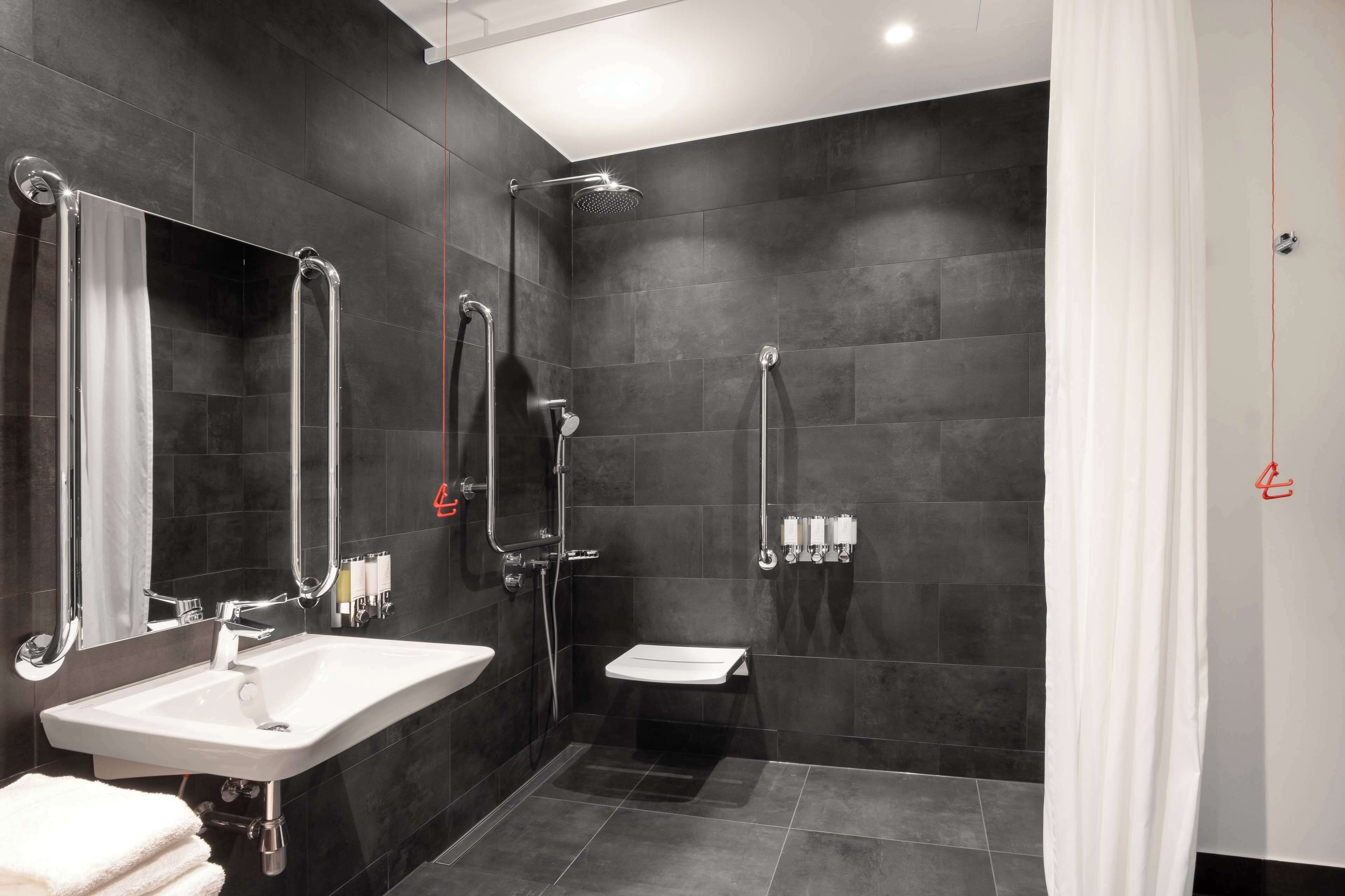 Un baño moderno con ducha, lavabo e inodoro.