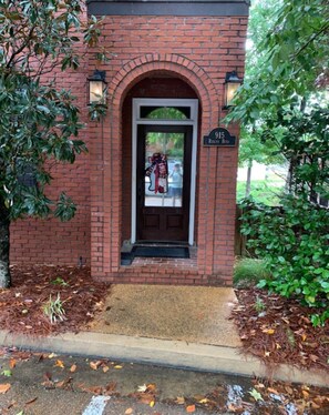 Exterior - Cozy condo with 3 King and 2 Twin Beds + WiFi in charming Oxford! (Oxford)