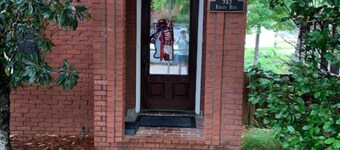 Cozy condo with 3 King and 2 Twin Beds + WiFi in charming Oxford!
