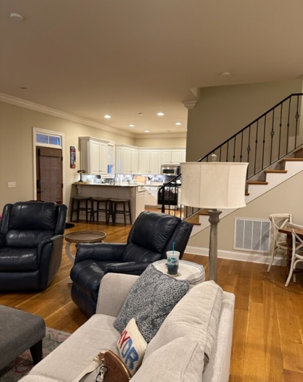 Living area - Cozy condo with 3 King and 2 Twin Beds + WiFi in charming Oxford! (Oxford)