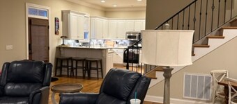 Cozy condo with 3 King and 2 Twin Beds + WiFi in charming Oxford!