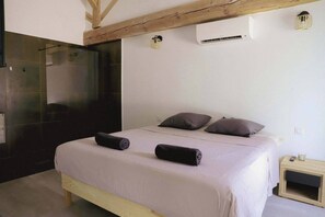 3 عدّة غرف نوم وواي فاي وملاءات أسرّة