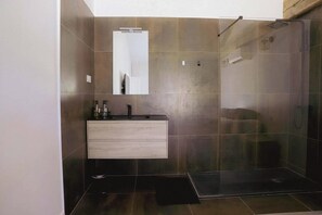 Doccia, asciugamani, carta igienica