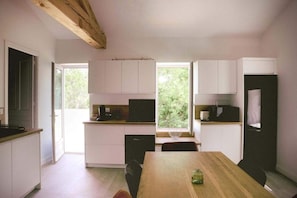 Wasserkocher mit Kaffee-/Teezubehör, Kühlschrank, Mikrowelle, Ofen