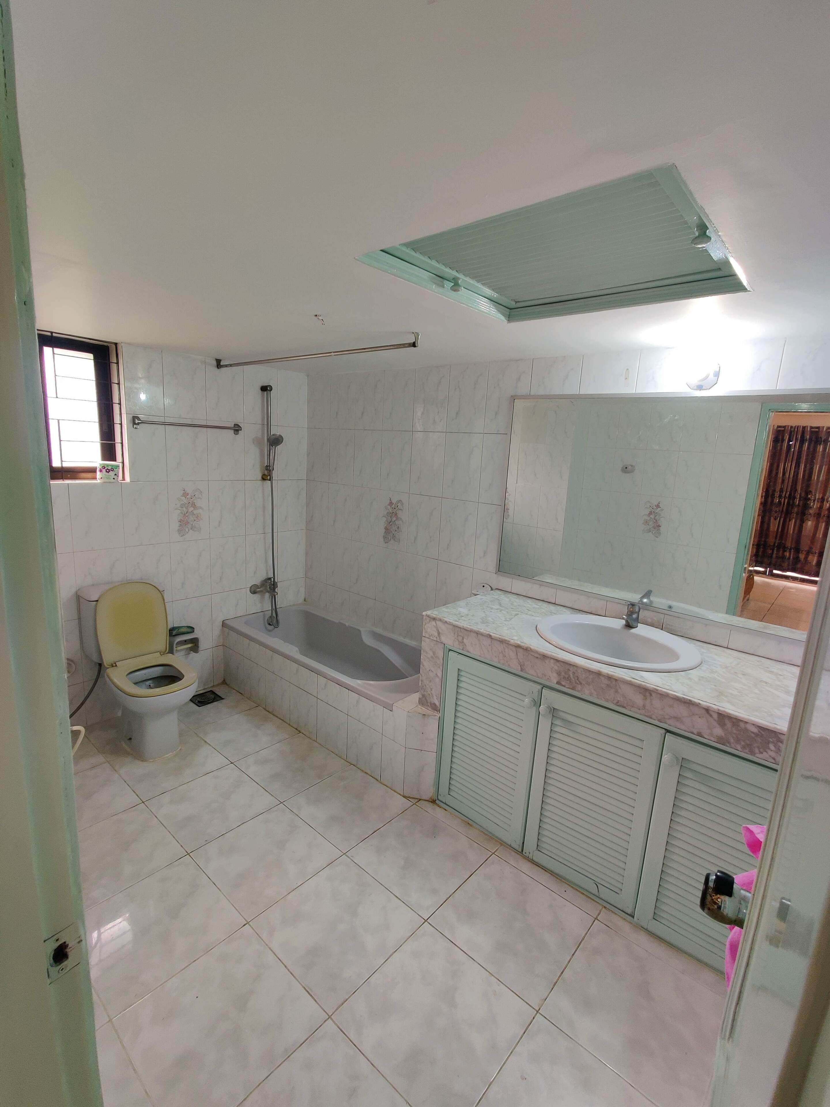 Un baño con inodoro, bañera y lavamanos.