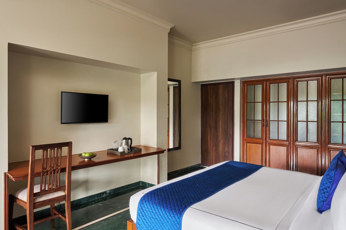 Executive Studio Suite | Egyptian cotton sheets, premium bedding, desk, laptop workspace