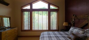 2 bedrooms, desk, WiFi, bed sheets