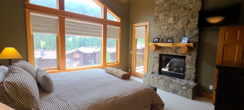 Spacious 2-bedroom Ski in/Ski out condo in beautiful Big Sky, Montana. 