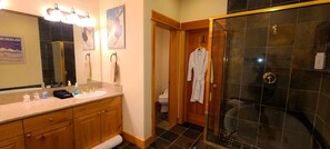 Dusche, Whirlpool, Haartrockner, Handtücher