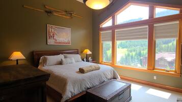 2 bedrooms, desk, WiFi, bed sheets