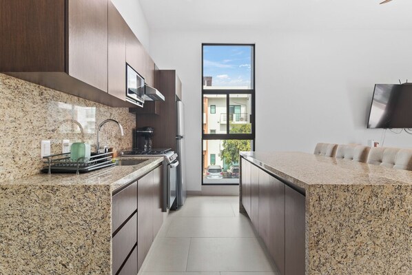 Réfrigérateur, micro-ondes, four, plaque de cuisson