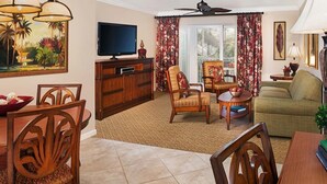 A living room with a dining area, a television, and a ceiling fan. - Charming 2-bedroom apartment with AC, WiFi in pleasant Orlando (Orlando)