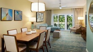 A hotel room with a dining area, a sofa, a chair, and a balcony with curtains. - Charming 2-bedroom apartment with AC, WiFi in pleasant Orlando (Orlando)
